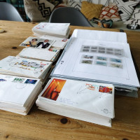 Sbírka mix FDC a albové listy s ** (UK, NL, ...)