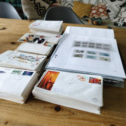 Sbírka mix FDC a albové listy s ** (UK, NL, ...)