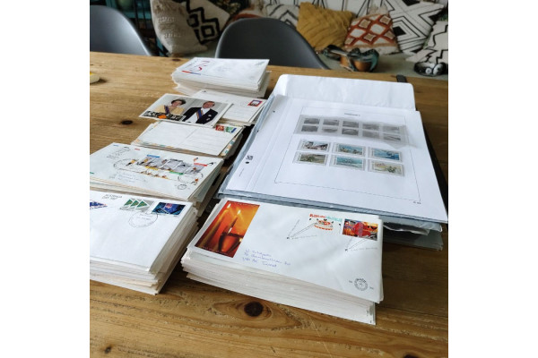 Sbírka mix FDC a albové listy s ** (UK, NL, ...)